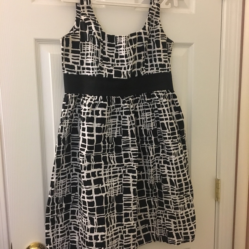 EUC Scarlett sz 10 black & white dress